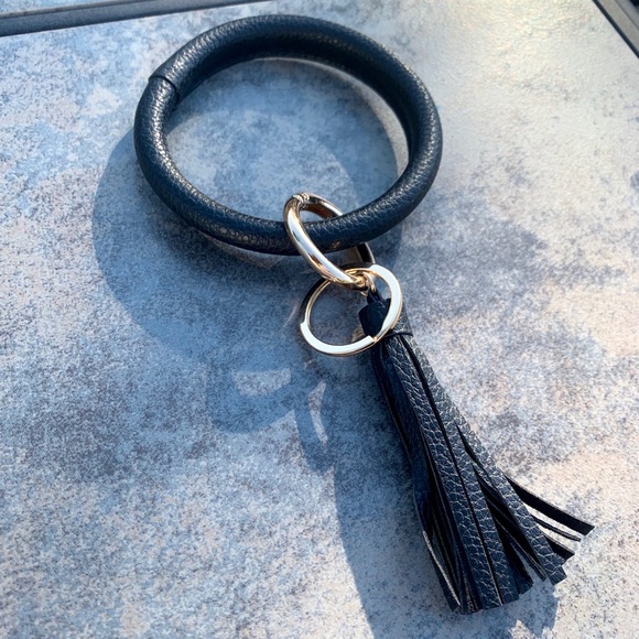 BLACK CIRCLE KEYCHAIN WRISTLET - Picture 3 of 14